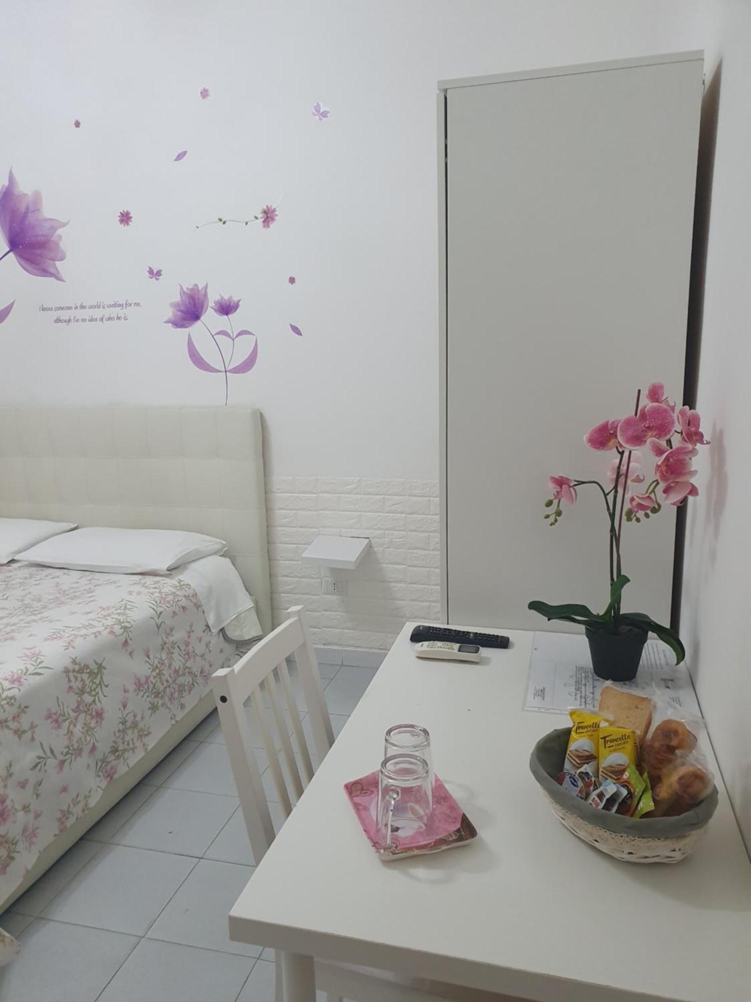 Le Tre Orchidee Bed and Breakfast Σαλέρνο Δωμάτιο φωτογραφία